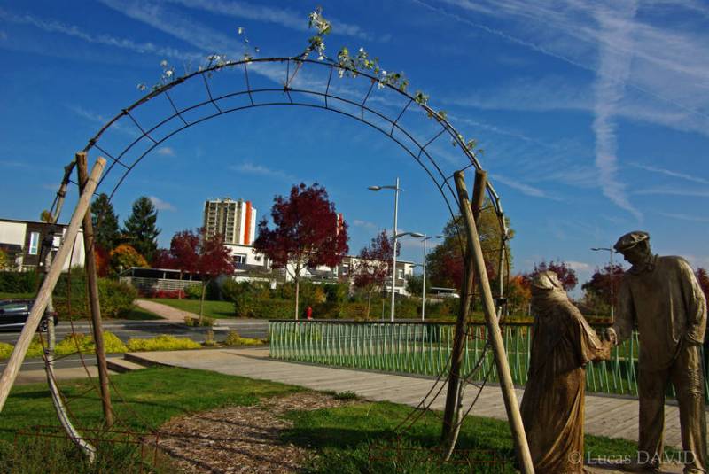 Entrée arbre avec sculptures d'habitants médusés
