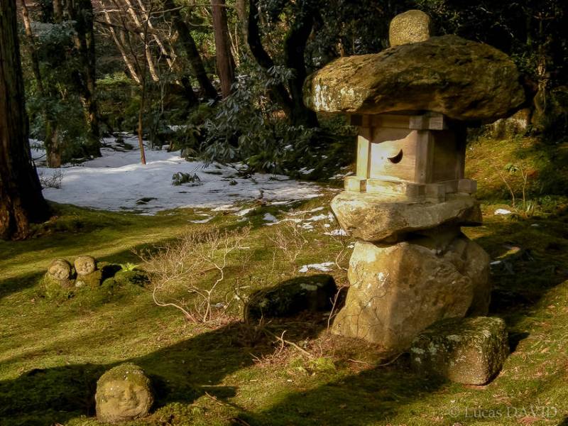 Lanternes japonaises, sculptures en pierres aux visages d'enfants (warabe-jizo) représentant le bouddha et recouvertes  de mousses végétales