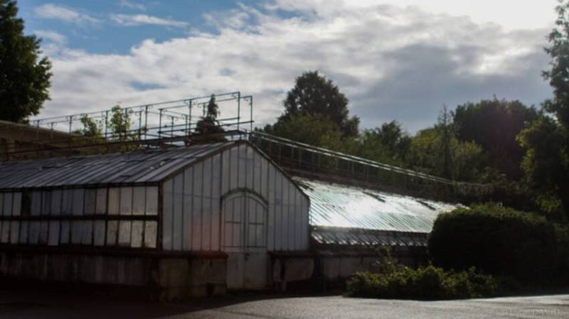 Anciennes serres à disposition pendant 6 ans de permanence artistique au Jardin Botanique de Dijon (21)